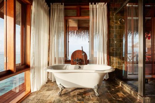 Baño, Sun Siyam Vilu Reef - 24 Hours All-Inclusive with Free Transfer in Dhaalu Atoll