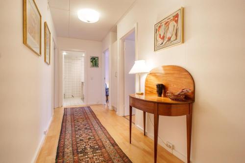 Spacious Canal-View Apartment Near Metro in Christianshavn, Копенгаген (фото 7)