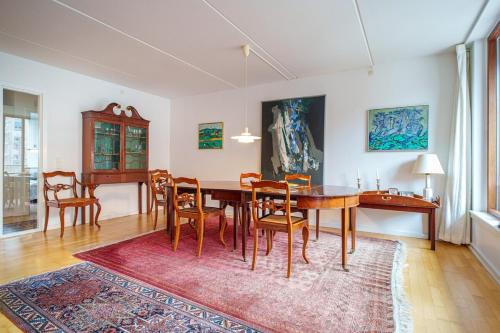 Spacious Canal-View Apartment Near Metro in Christianshavn, Копенгаген (фото 10)