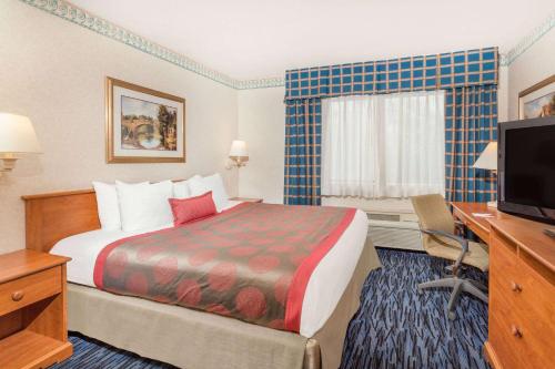 Ramada by Wyndham Kent Seattle Area - image 2