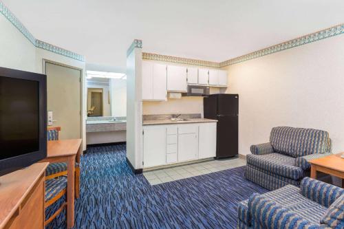 Ramada by Wyndham Kent Seattle Area - image 7