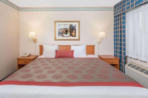 Ramada by Wyndham Kent Seattle Area Room Type - King Room - Non-Smoking