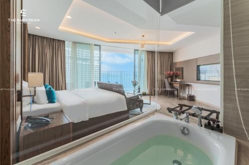 Executive Ocean View Room image 6