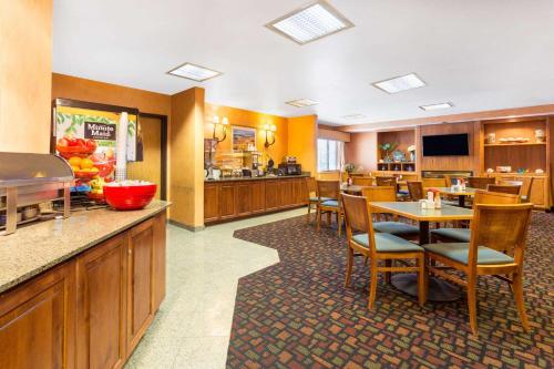 Ramada by Wyndham Kent Seattle Area - image 13