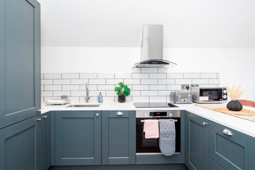 Superb Top Floor 1-Bedroom Flat With Charming Two Balconies, London (photo 7)