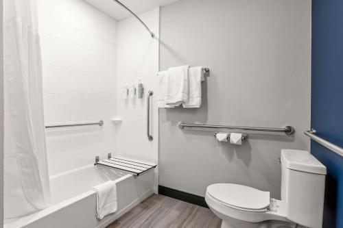 Spark by Hilton Catoosa Tulsa - 화장실