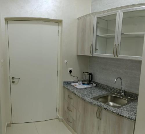Kitchen, Studio 1 Bedroom 2 twin beds near Jabal Hafeet Mountain