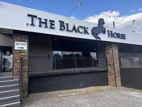 The Black Horse Hotel in صنبري