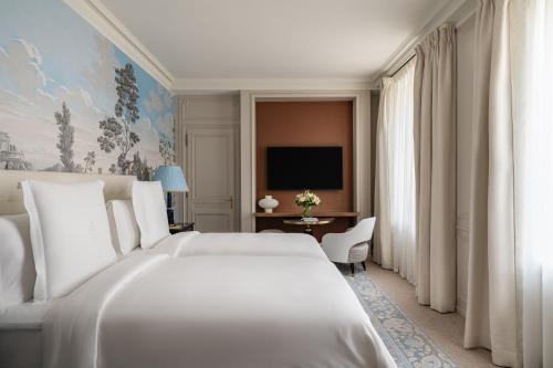 Deluxe Room King Bed image 2