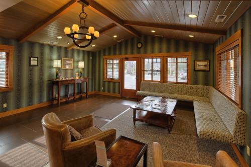 Lakeside Lodge and Suites - 로비