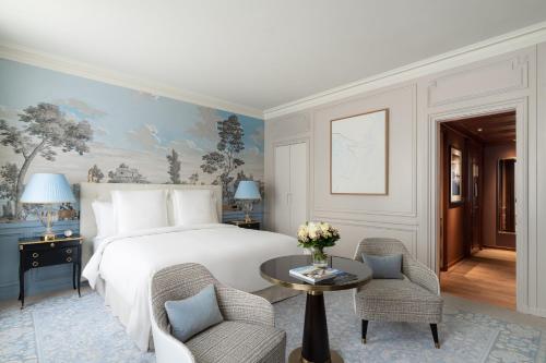 Superior Room with King Bed image 4