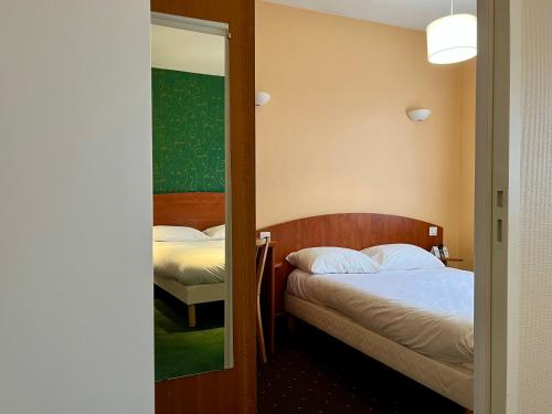 1 queen bed, 1 double bed