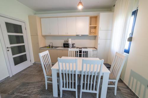 2 bedrooms, 4 beds