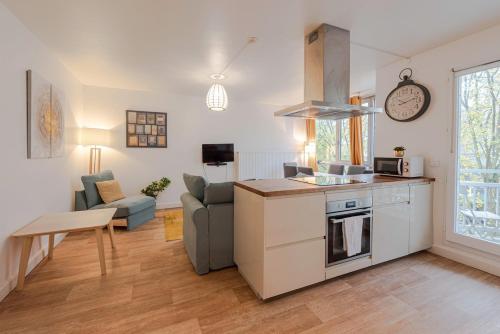 Kitchen, Serenity - 3 BDR - 6 prs - Parking - Wifi - Balcon in Torcy