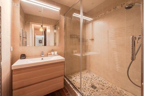 Shower, Serenity - 3 BDR - 6 prs - Parking - Wifi - Balcon in Torcy