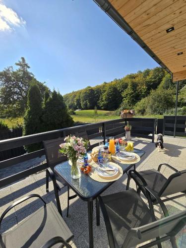 Altan/terrasse, Kaszubska Kryjowka - Komfortowy 8 osobowy Domek w sercu Kaszub - Jacuzzi, Sauna, Rowerek Wodny, Jezi in Suleczyno