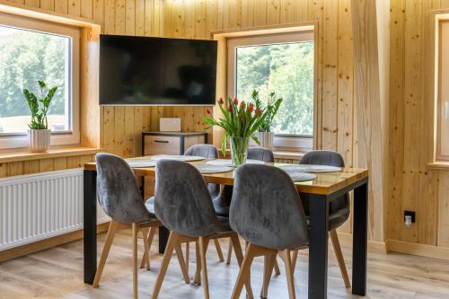 Delt lounge/TV-område, Kaszubska Kryjowka - Komfortowy 8 osobowy Domek w sercu Kaszub - Jacuzzi, Sauna, Rowerek Wodny, Jezi in Suleczyno