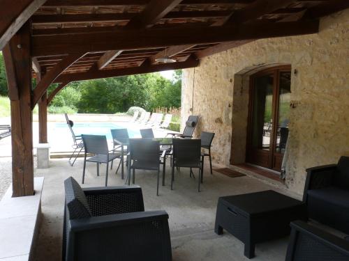 شرفة/ تراس, Gîte avec Piscine proche de St Cirq Lapopie (Gite avec Piscine proche de St Cirq Lapopie) in بيرغانتي