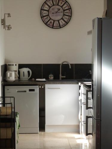 مطبخ, Gîte avec Piscine proche de St Cirq Lapopie (Gite avec Piscine proche de St Cirq Lapopie) in بيرغانتي