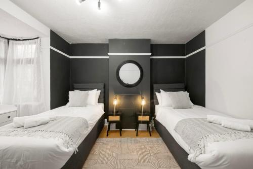 Acton 4BR House, Contractors, Families, Parking, London