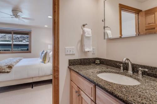 New Listing 2BR 2BA Condo - Mountain Views