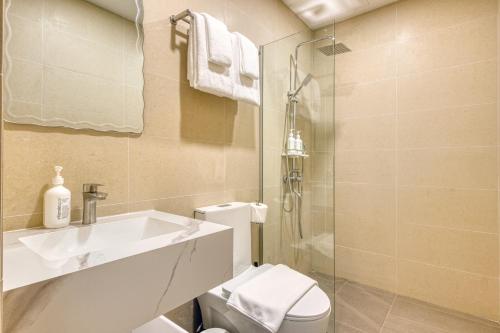 Deluxe Room image 2