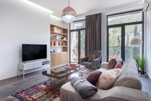 Luxury Meets Convenience - 2 bdrm @ City Center