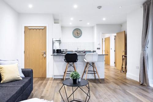 Central London Flat with Patio and Work Space Sleeps 4, Лондон