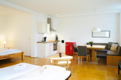 Wohnensemble mit 3 separaten Bereichen- 2 Küchen- 3 Badezimmer- 10 Personen- Garten- Parkplatz, Wolfsburg (fotografie 10)