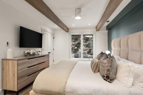 Fully Renovated 2 BR on River with Pool - Walk to Town! - image 5