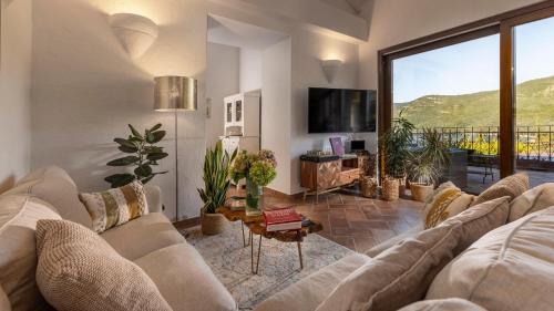 Peaceful Villa Palma with a pool in Dubrovnik in โมลูนัต