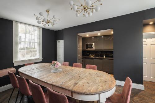 Luxury Home with Terrace in Central Bath Sleeps 10, Бат (фото 3)