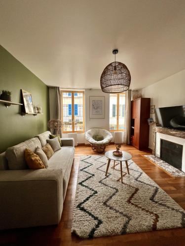 "Le Noeud vert" Appartement sur le thème de Nevers, 65 m2 en coeur de ville, parking à 200M avec accès inclus à salle de sport de 2000m2, Sauna & Hammam - Location saisonnière - Nevers