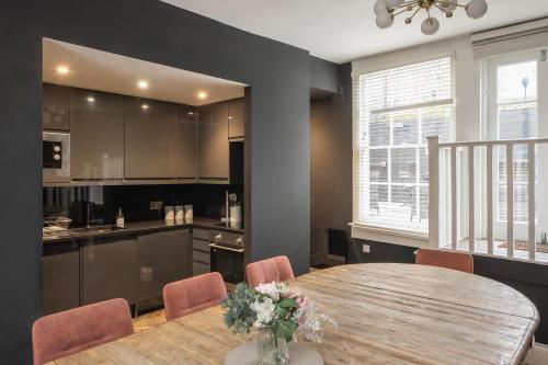 Luxury Home with Terrace in Central Bath Sleeps 10, Бат