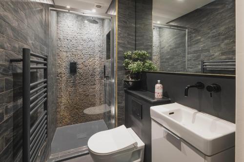 Luxury Home with Terrace in Central Bath Sleeps 10, Бат (фото 4)