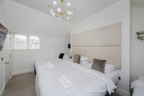 Luxury Home with Terrace in Central Bath Sleeps 10, Бат (фото 9)
