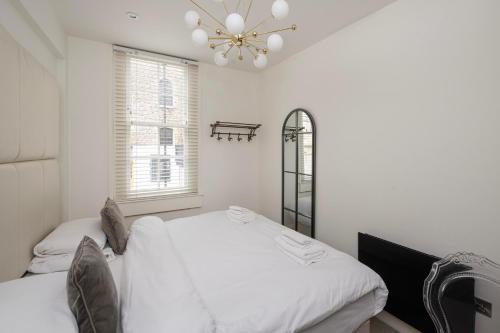 Luxury Home with Terrace in Central Bath Sleeps 10, Бат (фото 8)
