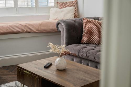 Luxury Home with Terrace in Central Bath Sleeps 10, Бат (фото 11)