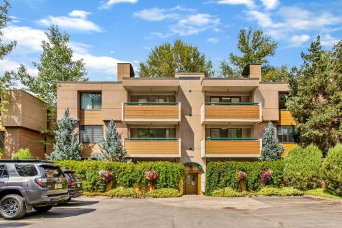 Renovated Riverfront 3 BR 2 BA with Pool - Walk to Town! - image 2