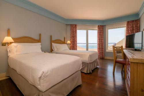 1 queen bed, 1 twin bed