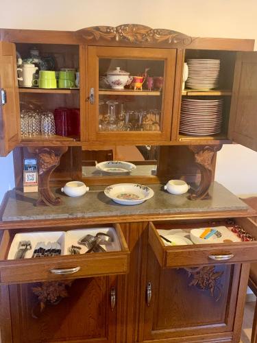 кухня, maison delalonde Autun centre appartement familial 7places in Отун