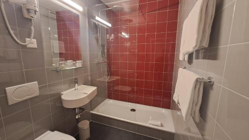 Classic Double or Twin Room image 4