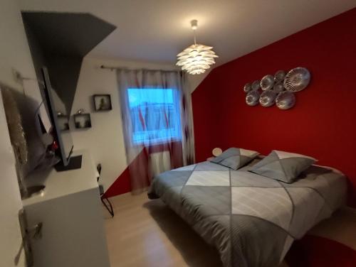 chambre rouge privée avec piscine (chambre rouge privee avec piscine) in Saint-Didier-de-la-Tour