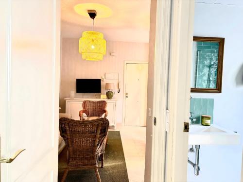 One-Bedroom Apartment image 8