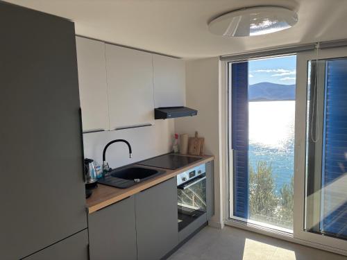 virtuve, Olive Tree Apartment in Komarna