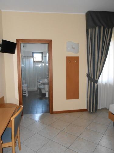 Double Room image 3