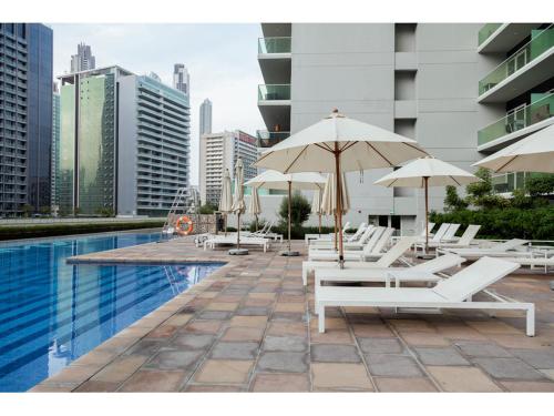 Luxury 1-Bedroom Apartment with Pool, Gym & Balcony in Business Bay, Дубай (фото 2)
