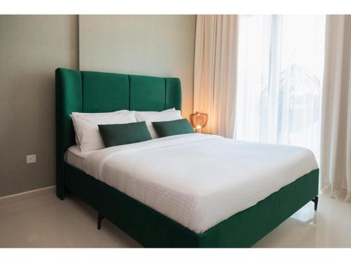 Luxury 1-Bedroom Apartment with Pool, Gym & Balcony in Business Bay, Дубай (фото 4)