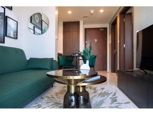 Luxury 1-Bedroom Apartment with Pool, Gym & Balcony in Business Bay, Дубай (фото 6)