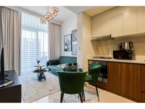 Luxury 1-Bedroom Apartment with Pool, Gym & Balcony in Business Bay, Дубай (фото 5)